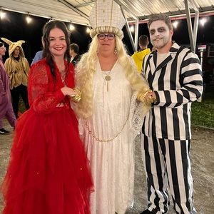 Moira Rose (pope) wedding costume from Schitt’s Creek.